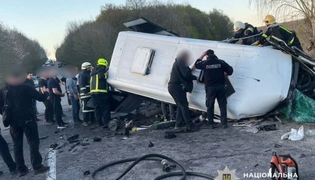 ДТП з маршруткою на Вінниччині: кількість загиблих зросла до трьох, восьмеро поранених