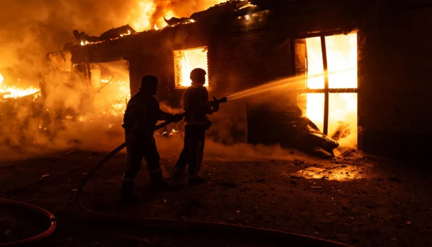 Росіяни вночі масовано атакували дронами село на Сумщині, на місці влучань - пожежа
