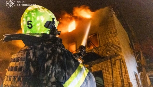 Росіяни вночі атакували Харків та область дронами й КАБами - горіли будинки і підприємство, 50 постраждалих