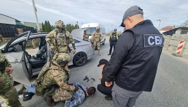 На Тернопільщині посадовець виконавчої служби зі спільниками за $13 тисяч переправляли ухилянтів за кордон