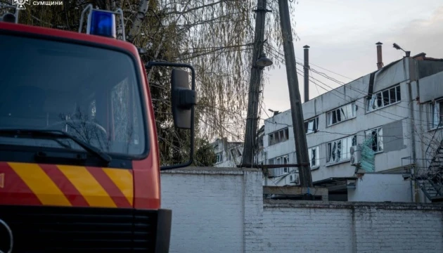 Рятувальники показали наслідки російського удару по хлібзаводу в Сумах