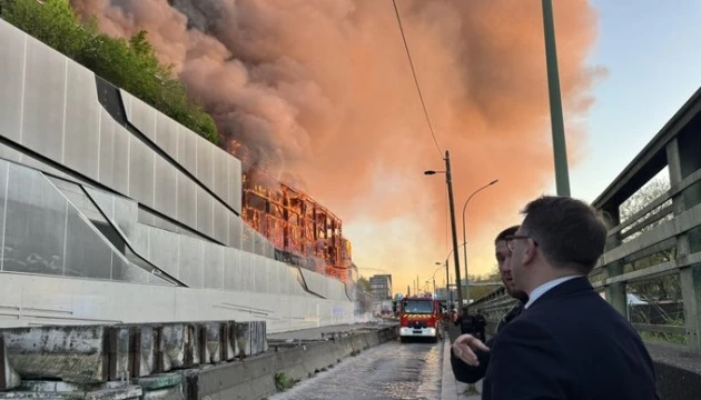 У Парижі палає сміттєвий сортувальний центр - дим видно з усього міста