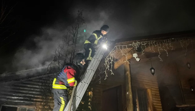 На Київщині внаслідок падіння уламків дрона виникла пожежа у готельно-ресторанному комплексі