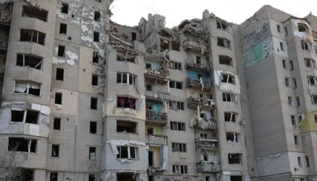 Росіяни вдарили авіабомбою по багатоповерхівці у Купʼянську, поранена жінка