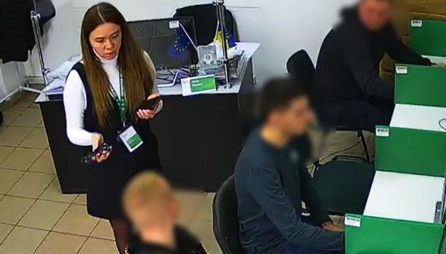 На Львівщині в сервісному центрі МВС чоловік намагався скласти іспит за допомогою «розумних» окулярів