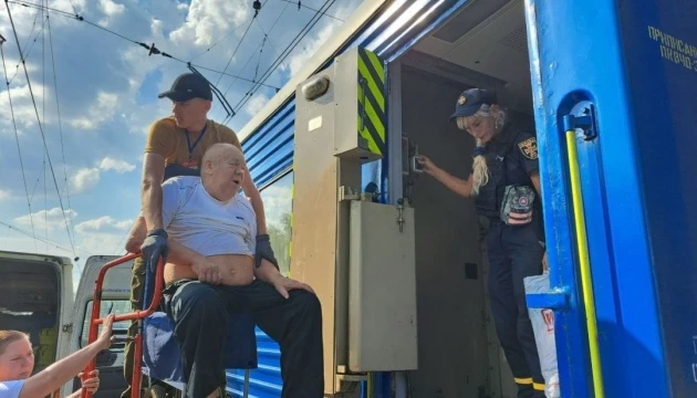 З Донеччини у жовтні евакуювали й розселили майже 400 людей