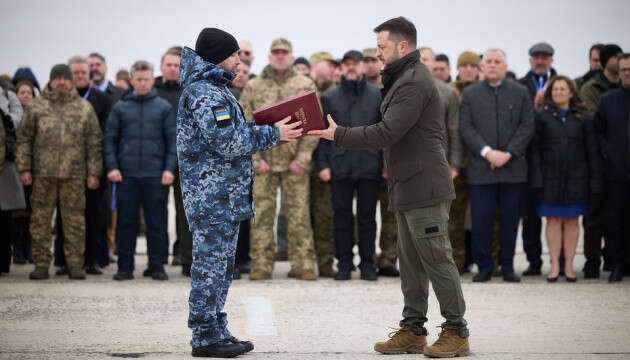 Зеленський зустрівся з оборонцями «Антонова» і вручив їм нагороди