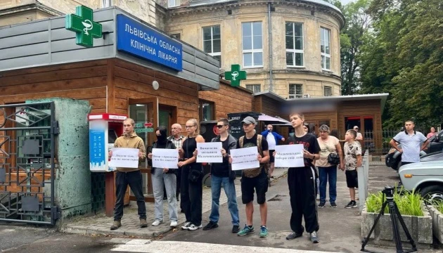 Паркує авто на місці ветерана: у Львові вимагають звільнити лікаря Мальчевського