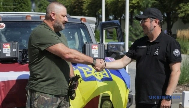 Латвійці передали ГУР придбані за донати дрони, прилади нічного бачення та Hummer