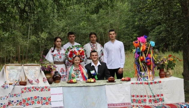 На Волині за старою фотографією відтворили святкове вбрання та провели весільний обряд