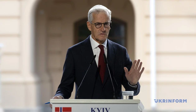 Прем’єр Норвегії у Києві побував на місці ракетного удару РФ, де в зруйнованому будинку загинули 29 людей