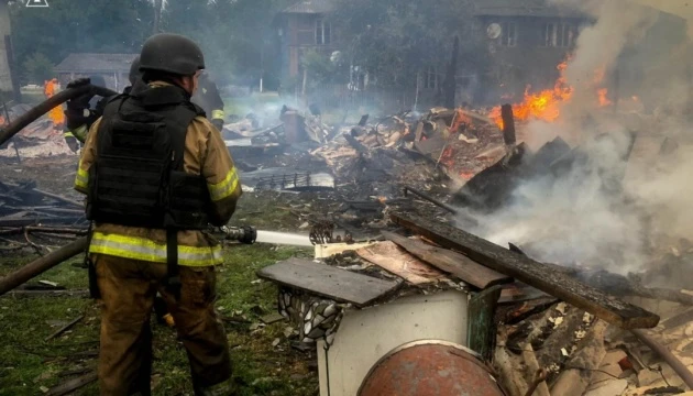 На Сумщині внаслідок обстрілу виникла масштабна пожежа у житловому секторі