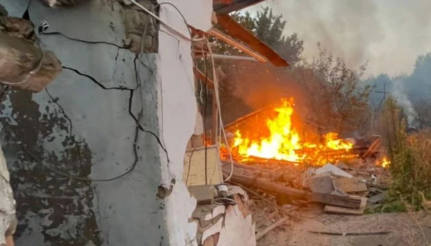 Росіяни атакували два райони на Дніпропетровщині - пошкоджені будинки та підприємство