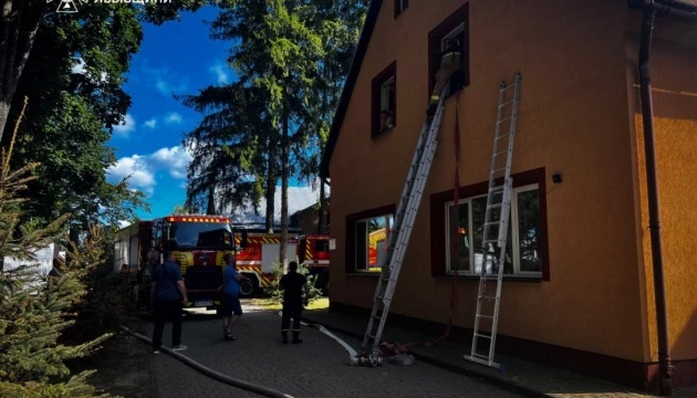Біля Львова сталася пожежа в пансіонаті для літніх людей
