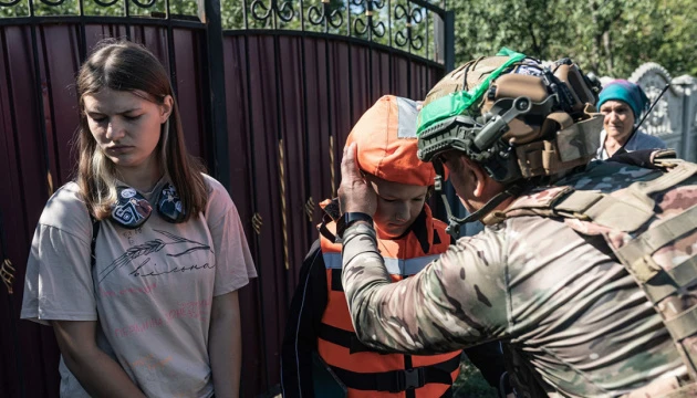 «Білі янголи» евакуювали з Донеччини 17 людей, зокрема матір з п'ятьма дітьми