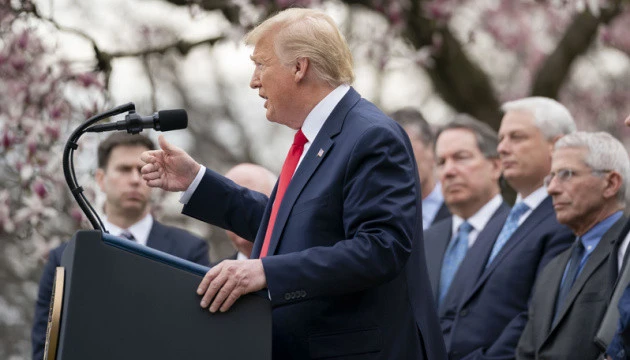 Трампа номінують перед тисячним натовпом попри пандемію