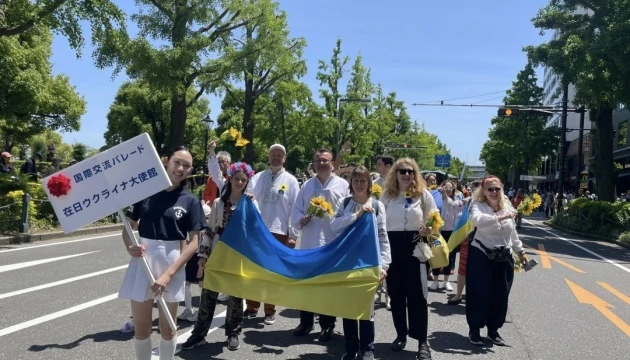 Українці у вишиванках долучилися до параду в японському місті Йокогама