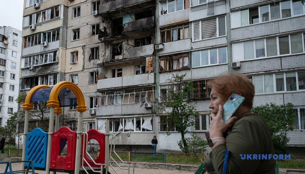 У Києві через російську атаку пошкоджені дев'ять будинків, дві школи, поліклініка та пошта