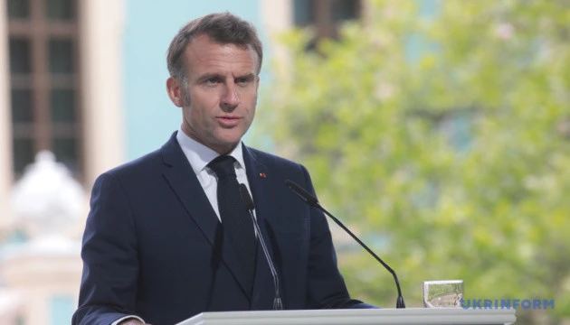 Макрон у Берліні обговорить з Мерцом підтримку України та відповідь на тарифні погрози Трампа