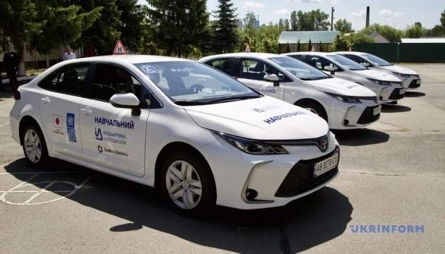 Міжнародні партнери передали безбар’єрним автошколам МВС чотири інклюзивні автомобілі
