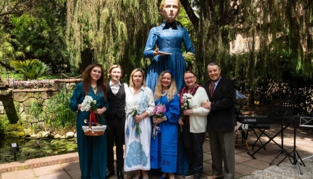 У Барселоні презентували велетенську фігуру Лесі Українки