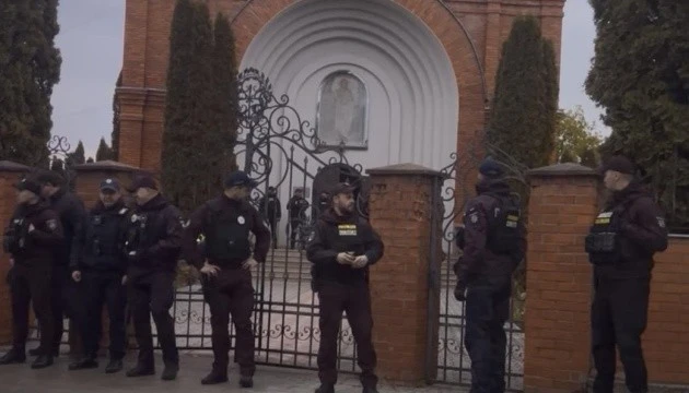 До колишнього храму УПЦ МП у Красилові через невиконання рішення суду прийшла Виконавча служба