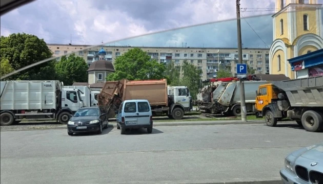 Вхід до собору заблокували сміттєвозами й асенізаторами: у Хмельницькому протестують через приїзд Онуфрія