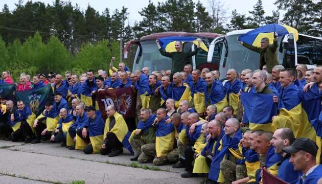 «Я вдома!»: як в Україні зустрічали звільнених із полону захисників
