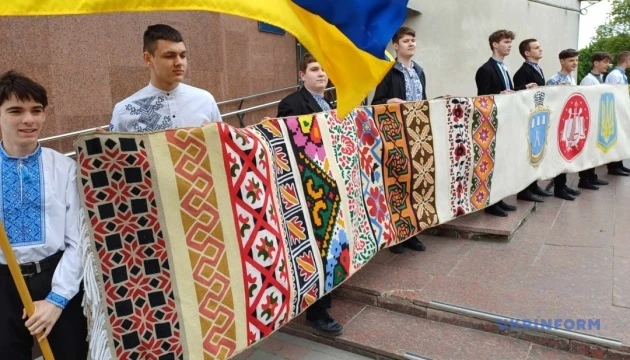 Франківський краєзнавчий музей отримав 11-метровий «Рушник єдності»