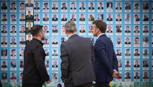 Зеленський та лідери Франції і Британії поклали квіти до Стіни пам’яті полеглих за Україну
