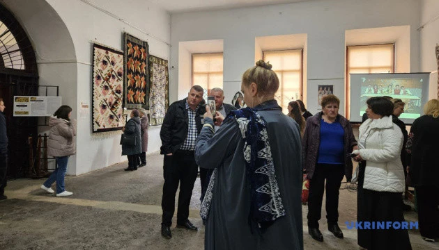У Дубенському замку відкрилася виставка «Глинянський килим у 100-річчя Арт Деко»