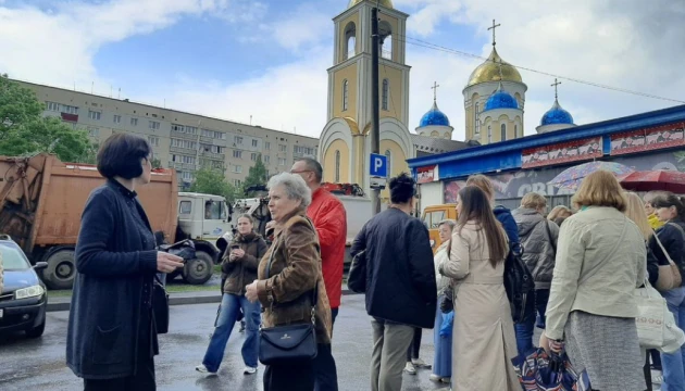 У Хмельницькому протестувальники облили кров’ю ворота собору УПЦ МП