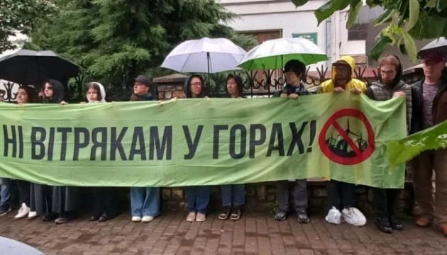 В Ужгороді пройшла перша акція протесту проти будівництва вітряків на полонині Руна