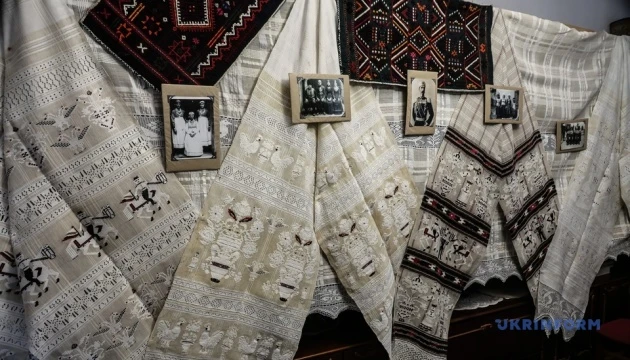 На Одещині етнографка збирає унікальні болгарські рушники, яким понад 100 років