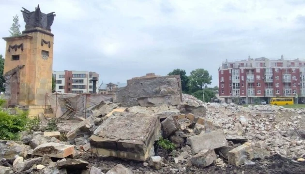 У Львові на Пагорбі Слави почали демонтувати вхідні колони