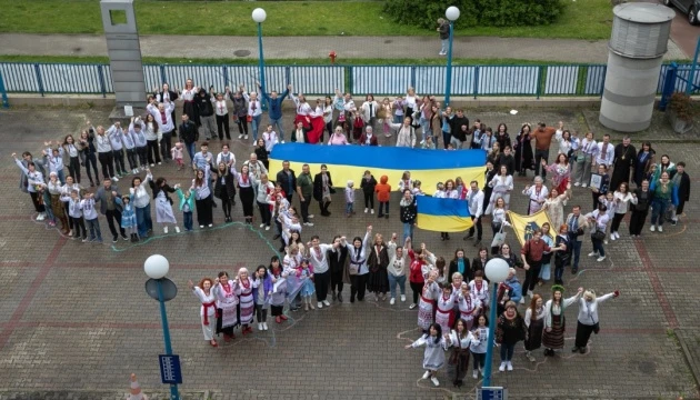 У Варшаві під час святкування Дня вишиванки провели флешмоб та вшанували захисників України