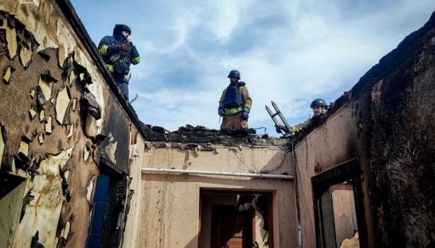 На Сумщині росіяни завдали повторних ударів по будинку, де погасили пожежу рятувальники