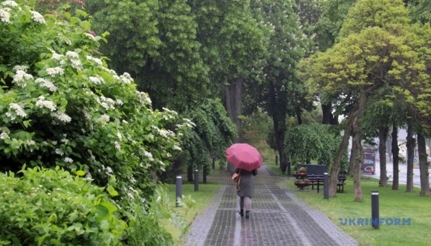 У п'ятницю Україні прогнозують «літні» дощі, вдень до +26°