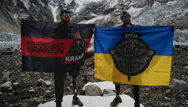 Двоє ветеранів ГУР з ампутаціями підкорили Гімалаї