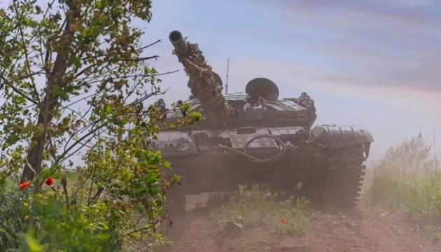 Вовчанськ зруйнований вщент, однак росіяни продовжують штурми малими піхотними групами - військові