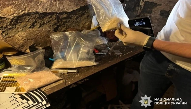 Поліція «накрила» на Дніпропетровщині нарколабораторію зі щомісячним прибутком ₴12 мільйонів