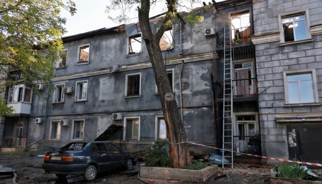 Пошкоджену дронами триповерхівку в Одесі, де загинуло подружжя, можуть знести