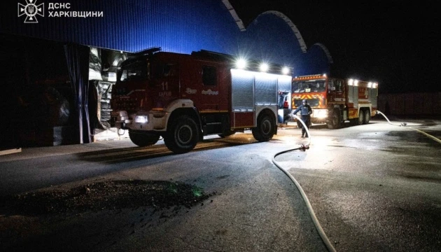 Росіяни уночі атакували щонайменше дев’ятьма «Шахедами» підприємство під Харковом, є поранені