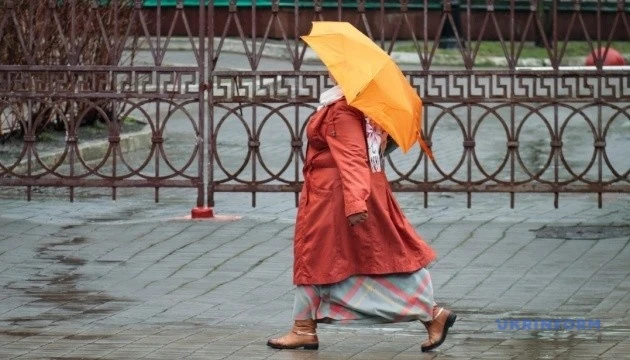 В Україні завтра невеликий дощ, вдень до +21°