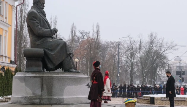 Керівники держави поклали квіти до пам’ятника Грушевському