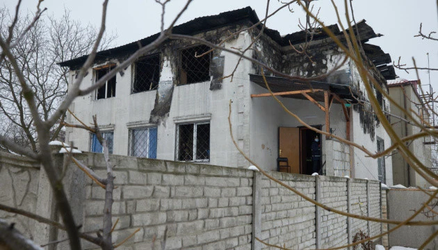 Потерпілий під час пожежі в харківському будинку для літніх місяць пробуде у лікарні