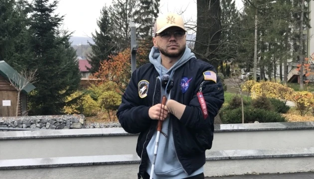 У Чернівцях ветеран із порушенням зору проінспектував безбар’єрний маршрут