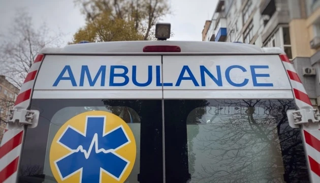Ворог вдарив безпілотником по «швидкій» в Херсоні, постраждали двоє медиків