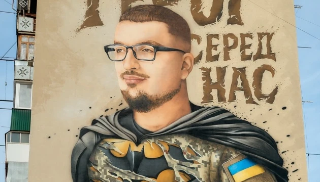 У Кам’янці-Подільському відкрили мурал у пам’ять про загиблого гумориста Романа Іваненка