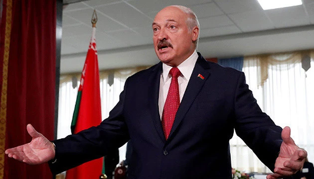 Лукашенко на вертольоті залишив президентський палац
